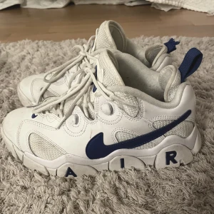Chunky Nike sneakers  - Chunky Nike sneakers endast använda en gång. Bra skick, men ett av snörena på baksidan är trasig. Nypris 1200:-. 