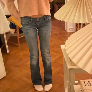Blåa Fornarina Jeans - Säljer nu mina jättefina jeans från fornarina då de tyvärr blivit lite för stora för mig! De har en jättefin ljusblå tvätt högst upp som fade:ar till en mörkare blå nyans. Lowrise och bootcut. Skriv för fler bilder!💕👖 Startpris: 350kr