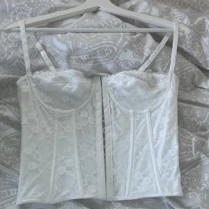 Korsett - Säljer denna korsetten ifrån shein då jag fick hem 2 st likadana. Jätte fin på och aldrig använd:) (köparen står för frakt)