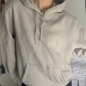 Hoodie - Hoodie från hm herr avdelning i stolen M!