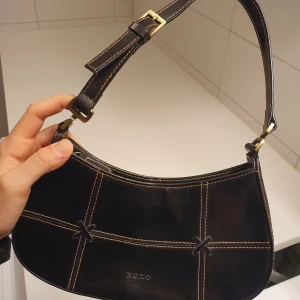 Liten partyväska i äkta skinn - En vitage partyväska i äkta skinn. Från 90- eller 00-talet. Är i väääldigt bra skick, inte ett märke på den. Liten ficka innuti. 