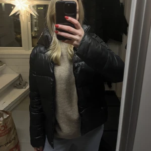 Jacka - Säljer denna fina dunjackan, jätte skön men säljer då ja har för mycke jackor❤️