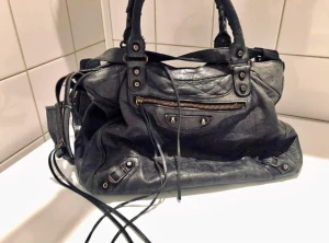 Balenciaga city bag väska - Intresse koll! Säljer för att jag har två nästan likadana. Kom med bud. Kanske vill byta mot YSL väska. Svart balenciaga city bag! Så fin köpt från Natalie Schuterman