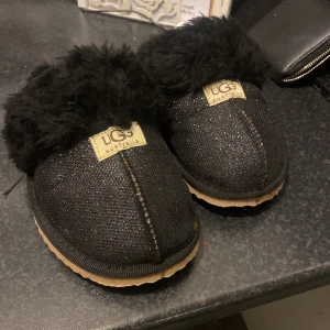 Uggs tofflor  - Säljer dessa uggs tofflor som gligttrar perfekt nu till vintren. Tror ej tofflorna är äkta men är i fint sckik. Har fler bilder skriv för frågor eller intressen ❤️