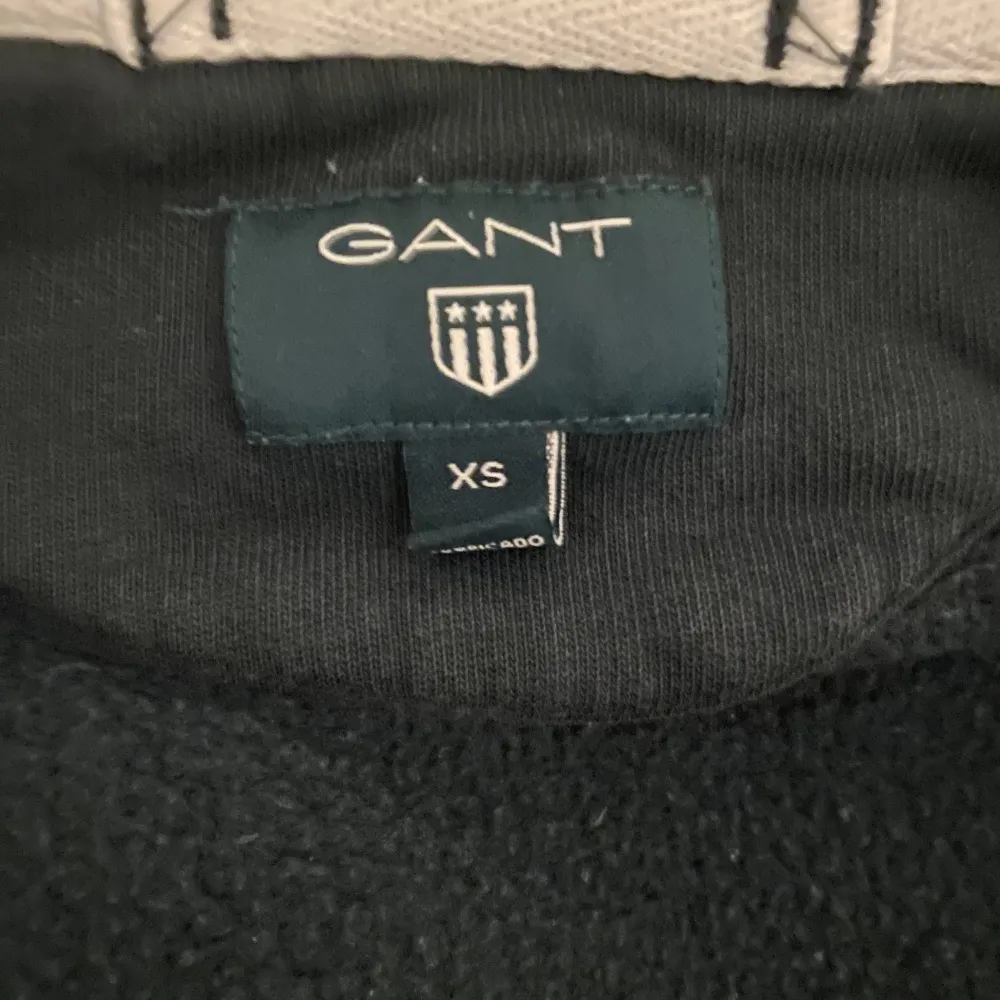 Säljer denna fina Gant zip up hoodie för 320kr. Den är i storlek XS och är svarta/mörkblå, pris kan förhandlas🤍 . Hoodies.