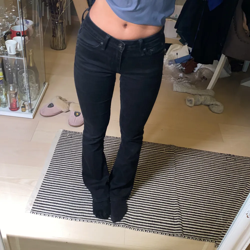 Lågmidjade svarta jeans i storlek 25/31🖤. Jeans & Byxor.