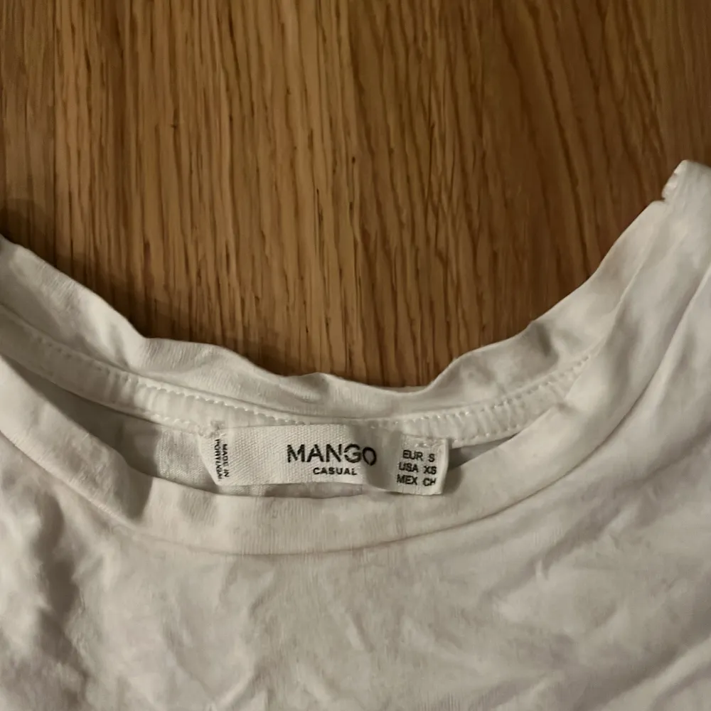 Säljer denna Mango t-shirt i stolek s. Begagnad skick!💓. T-shirts.