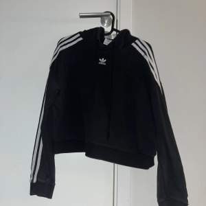 Säljer denna super cool crop hoodie fr Adidas för den är inte längre min stil. Bra skick!💓