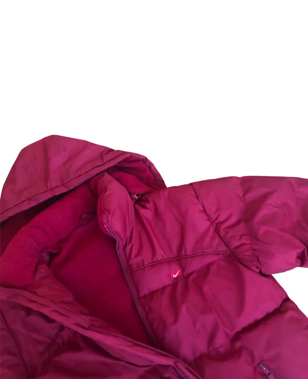 Skitsnygg röd vintage Nike puffer jacka perfekt nu till vintern. Köpt på Grailed för $250. Jackor.