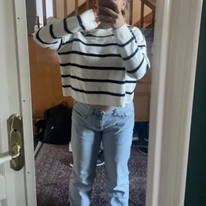 Randig tröja  - Söt randig tröja ❤️ använd typ 3 gånger, tunnt material  Pytteliten fläck på framsidan bild 2