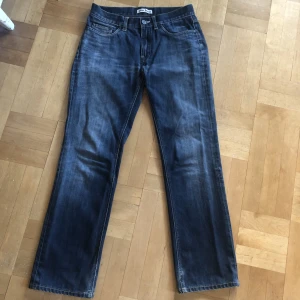Acne Jeans - Hål i skrevet. Sitter smått