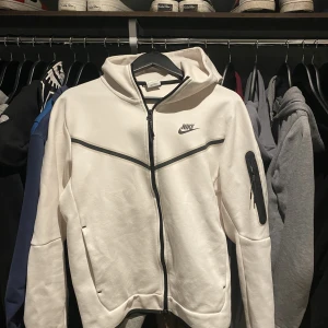 nike tech - nike tech hoodie i skitbra skick strl S men sitter mer som M pm för mer frågor 😇