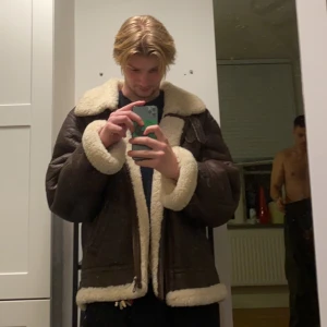 Vintage aviator jacka - Säljer en riktigt fet vintage aviator jacka köpt på en vintage butik i Irland köpt för ca 2000 