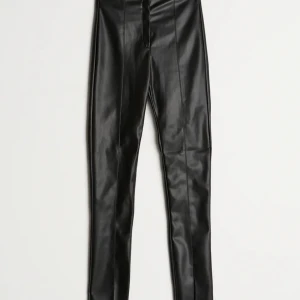 Skin byxor  - Skin byxor från Gina tricot. Köpt för 500kr använda 1 gång när jag testade dom. Splittrade nere vid benen sitter super fint men har ingen användning av dom. 300kr eller bud. 