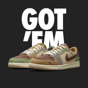 Stl. 45 - Jordan 1 Low ”Voodoo” - Jordan 1 Retro Low OG x Zion Williamson ”Voodoo”.  Stl. 45 herr (11 US). Helt nya, allt finns, köpta från SNKRS appen. Fråga om bättre bilder.  Kan mötas upp eller skickas (köpare står för frakt). Endast Swish!