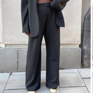 Djerf Avenue favourite pants - !HELT NYA! Djerf Avenues favourite pants i storlek S. Tidlösa, snygga och fantastiskt sköna! Säljer pga fel storlek 