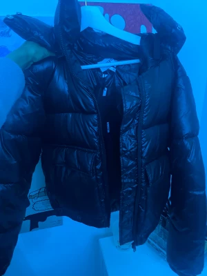 Black puffer jacket  - hello! Säljer min svarta glansiga puffen jacket. Som jag inte använder efter jag fick en ny jacka. Väldigt bekväm, går att  styla till nästa allt och är mycket fin.  Storlek XS men som S Inte använt. Prislappen på. För snabba affärer kan sänkas pris 