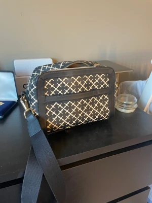 Marlene Birger väska  - Super fint skick utom en defekt som går att fixa där materielet har kodat lite som jag har på bild på sida två🥰 Finns inte längre på hemsidan köpt för runt 3000kr!