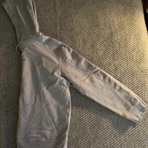Calvin Klein Hoodie  - Oanvänd Calvin Klein hoodie. Fick hem i släpp. Ljusblå färg och snygg oversize! 