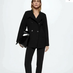 Kappa - Säljer den här jätte fina populära varma ullkappan ifrån mango! Lapparna kvar🫶🏽 Original pris: 1200kr