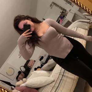 Beige topp - Säljer denna toppen, då den är lite för liten för mig. Aldrig använd utan endast testad för bilden. 130:- inkl frakt