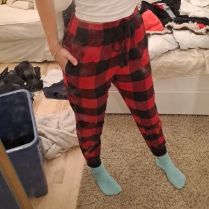 Pjamsbyxor  - Jätte sköna. Har bara blivid anvönd på julafton så nästan bara bot i garderoben. 