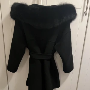 Cashmir kappa - Svart cashmir kappa storlek S med äkta päls på luvan