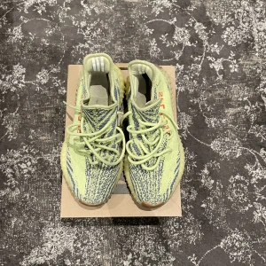 Yezzy - Dem är i ett använt skick  Men inga skador!  Finns Inge kvitto tyvärr men 100% äkta 