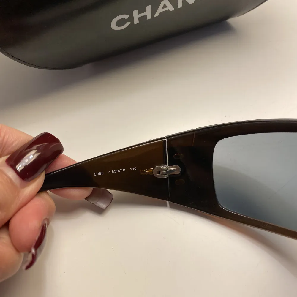 Feta solglasögon från Chanel i modellen 5086. Svarta utanpå och bruna insidan (dock svarta när man bär de). Svåra att få tag på!. Accessoarer.