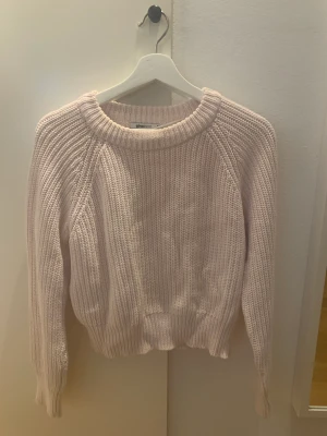 Stickad ljusrosa tröja  - Säljer en stickad ljusrosa tröja från Gina Tricot.
