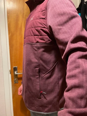 Under Armour hoodie - Skön hoodie i fint skick från Under Armour, insida av fleece. 