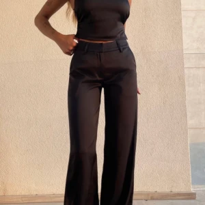 Silkes kostymbyxor - Säljer de här svarta silkesbyxorna från Venderbys i storlek M , använda 1 gång och kommer inte till användning. Bilderna är från deras hemsida. Köparen står för frakten. 