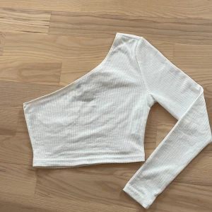 Topp från SHEIN - Säljer denna gulliga topp från shein i storlek xs, då den inte kommer till användning. Aldrig använd så i nyskick. Säljer för 50kr + frakt🌟 bara att höra av sig vid frågor eller önskan om fler bilder.