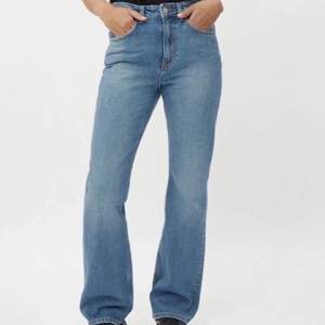 Weekday jeans i modellen Mile, storlek 30/30. Hög midja, lätt utsvängda ben. Knappt använda. 