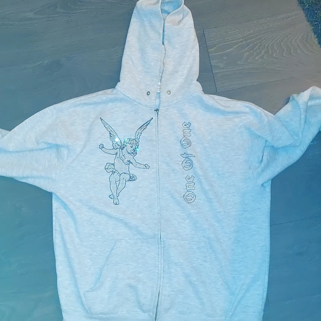 Säljer min one of one hoddie pga för stor 