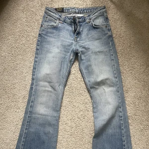 Lågmidjade Lee Jeans - Säljer dessa as snygga lågmidjade Lee jeansen! De va tyvär för små för mig! Super fint skick, lite slitna längst ner men absolut inget märkvärdigt, kan skicka fler bilder men tyvär inte på! Skriv för mått!:)