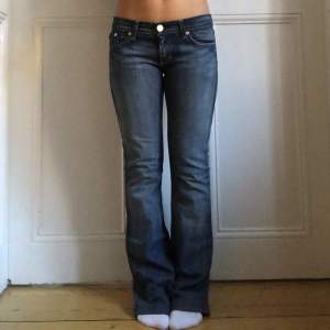 Lågmidjade jeans från rock & republic! Strass på bakfickan Midjemått: 78cm Innerbenslängd: 81cm Frakt 64kr Köp direkt!!