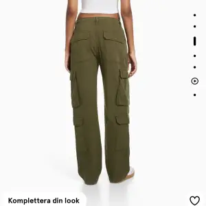 Säljer dessa då jag köpte de i två färger, och behöver inte två. De sitter så så så bra, aldrig testat cargopants som varit så snygga på. De är midwaist, så inte lågmidjade och inte högmidjade. Kom DM för mer bilder! ❤️