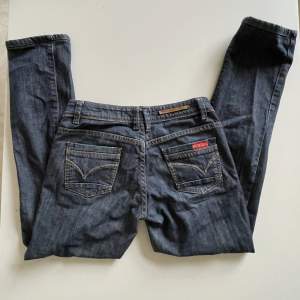 Lågmidjade jeans med snygga bakfickor!!🫶🏼 storlek 34