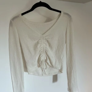 Ribbad tröja - Långärmad, ribbad topp, med snörning. Kommer tyvärr inte till användning. Den är lite nopprig, men kan ta bort det innan jag postar om de behövs💓 Skriv för fler bilder💓 