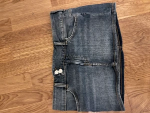 Lågmidjad jeanskjol  - En superfin jenas kjol. Jag säljer den för den var för stor för mig. Den  är i väldigt bra skick.