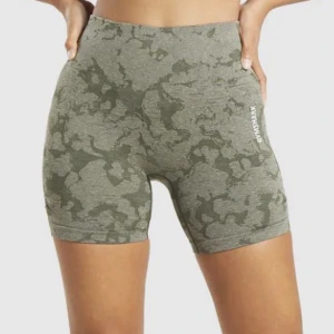 Träningsshorts - Gymshark träningsshorts i green camo i storlek xs. Inte mycket använda alls så superfint skick. Säljer även matchande topp. Köp hela setet för 300 kr💚💚💚