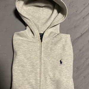 Ralph lauren zip - Zip Hoodie från Ralph lauren i storlek XL (18-20 år) från kidsbrandstore. Passar någon som vanligtvis har S/M på andra tröjor