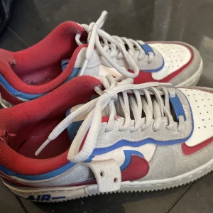 Nike airforce shadows  - Skorna har används mycket men den enda defekten är baksidan av hälarna. Nypris 1190kr Köp gärna med köp nu :) 