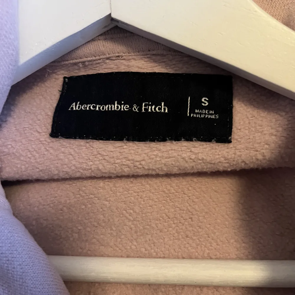 En använd rosa abercrombie & fitch hoodie. Hoodies.
