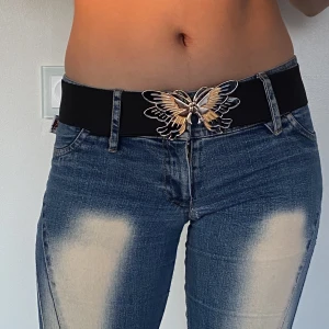 Superfint bälte med en fjäril - Verkligen så himla fint bälte som tyvärr inte har kommit till användning, den är väldigt stretchig och har ett tjockt band, väldigt y2k!!! Skulle säga att storleken är S men igen den är väldigt stretchig:)