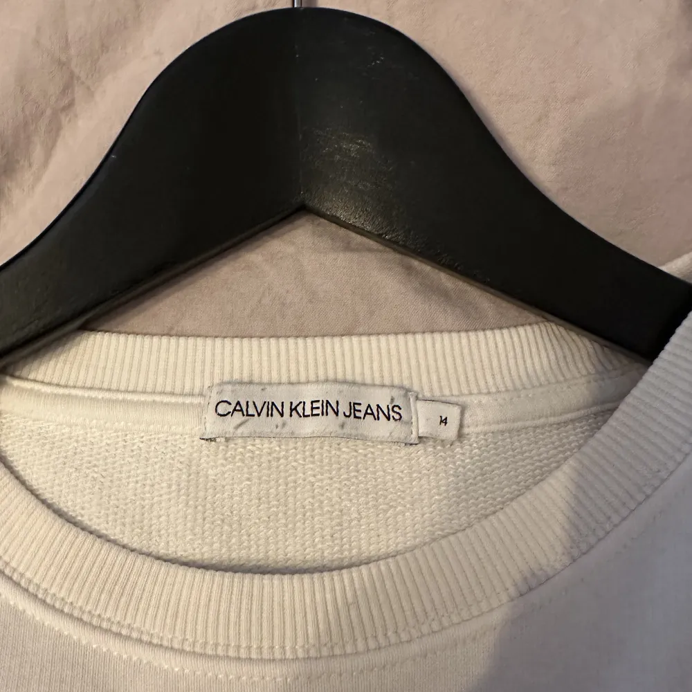 Säljer nu min Calvin Klein tröja då den inte kommer till användning längre, inget fel på plagget då jag inte använt den jätte mycket utan den har bara hängt i garderoben.☺️ Skriv gärna om ni vill ha fler bilder. Tröjor & Koftor.