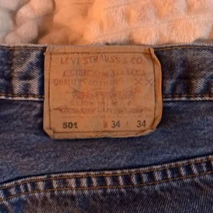 lågmidjade levis jeans - Jättesnygga lågmidjade jeans från levis som tyvärr har blivit för små. Köpts på pop boutique i höstas, sparsamt använda. Inte slitna alls och färgen är perfekt. Modell 501