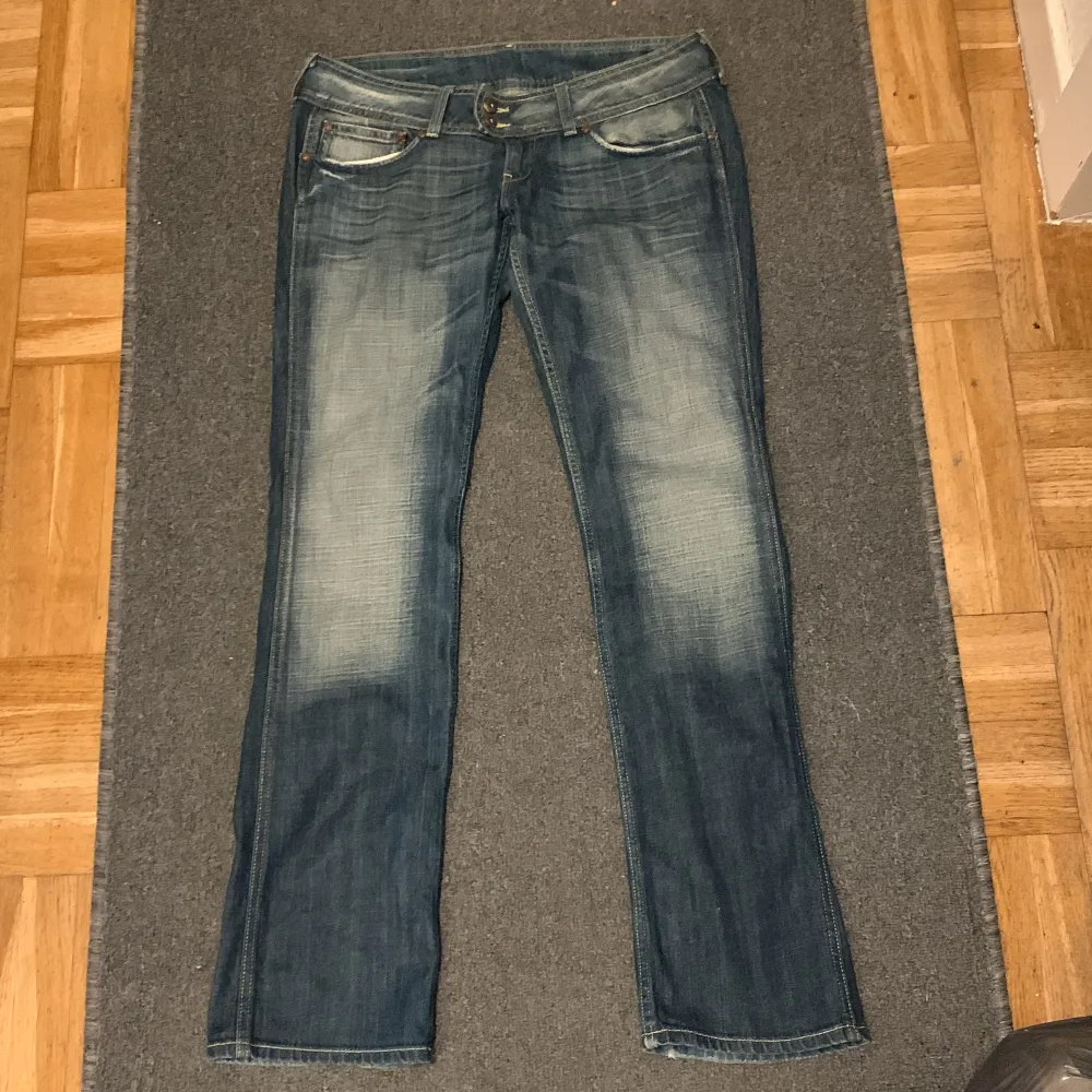 Säljer mina pepe jeans! Super snygga, köpte även jeansen här på plick🩷jeansen är storlek 31/34. Jeans & Byxor.