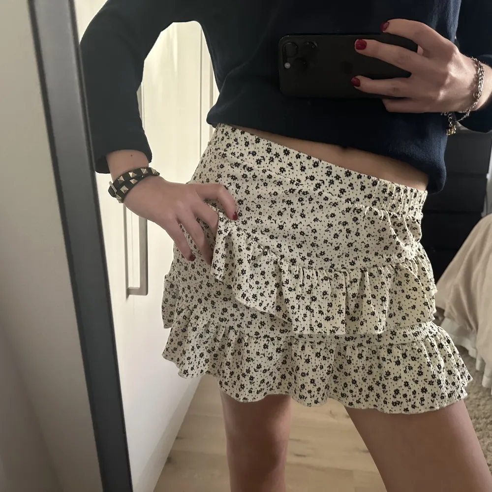 Jätte söt trendig kjol/skjorts till sommaren med gulligt mönster! . Shorts.